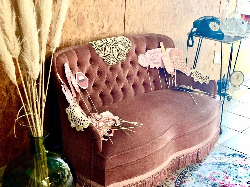 canape-Vintage-vieux-rose-en-velours-2-places-Longueur-120cm-hauteur-76cm-largeur-70cm
