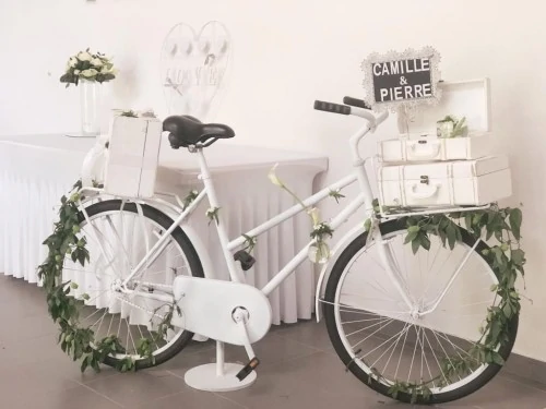 velo-decoratif-avec-urne-valise-location-mariage-fete-moselle