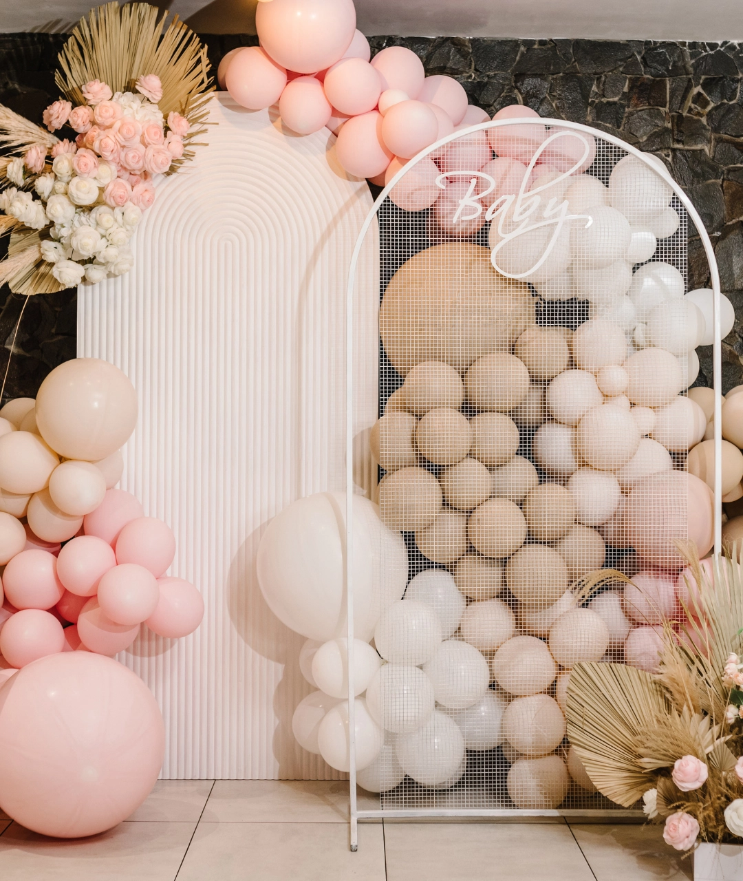 la petite parenthese - evenementiel - moselle - forbach freyming metz - anniversaire - arche en ballons birthday crème rose blanc