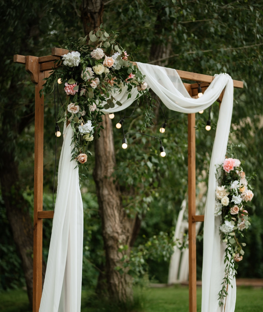 la petite parenthese - evenementiel - moselle - forbach freyming metz - mariage - mariés champetre boheme fleurs arche