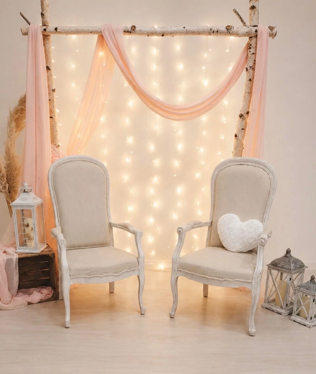 la petite parenthèse LPP La Petite Parenthèse - Deux chaises décorées de mariage avec une arche en bois lumineuse